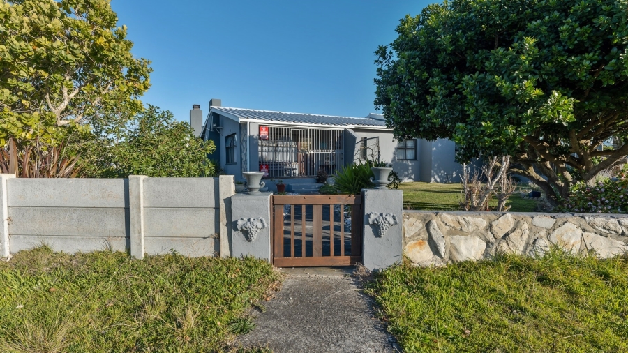 4 Bedroom Property for Sale in Struisbaai Western Cape